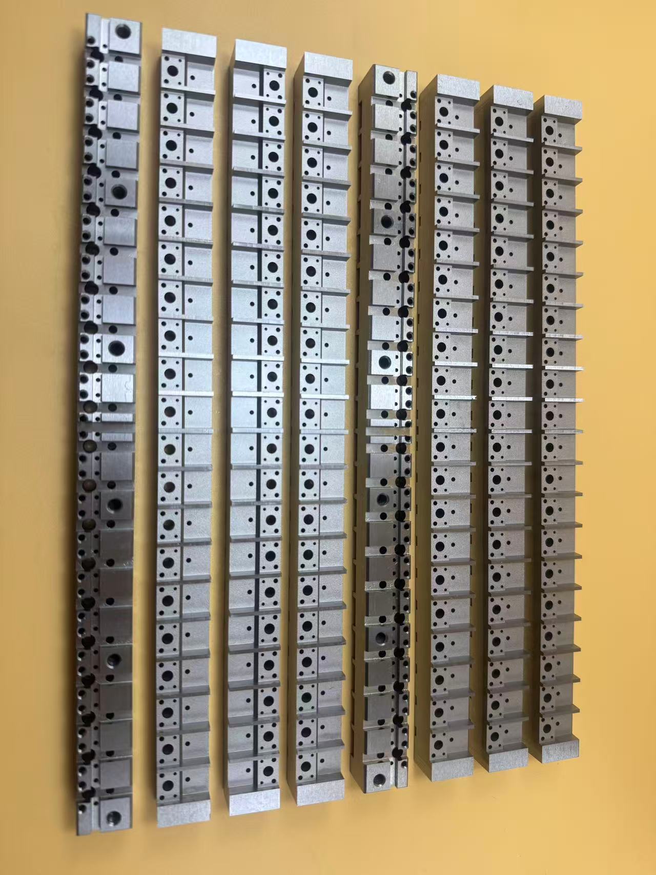 Melyek a lassú huzalvágási feldolgozás fő termékelőnyei?