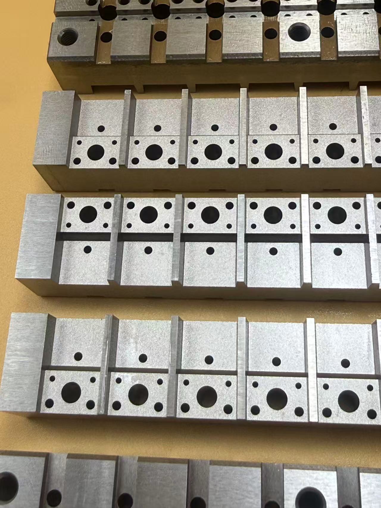 Melyek a precíziós huzalvágási folyamattechnológia előnyei a megmunkálásban?