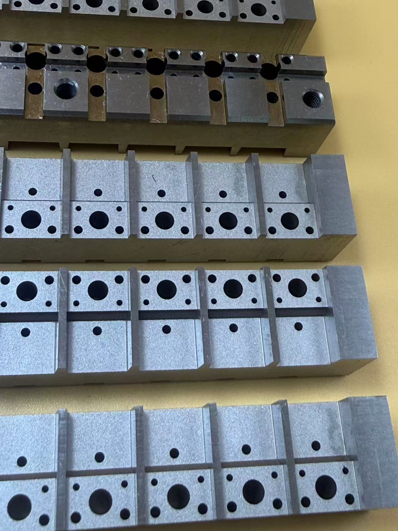 Milyen alkalmazásai vannak a lassú vezetékes elektromos kisülésű megmunkálási technológiának a félvezető csomagolóformákban?